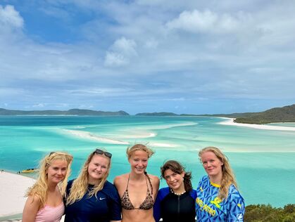 Flickor vid Whitsundays i Australien 