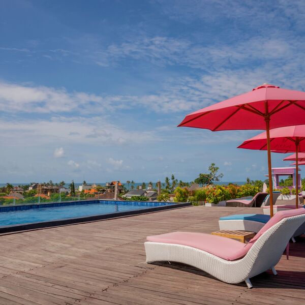 Bo på pool hotel på Bali med Adventuredk