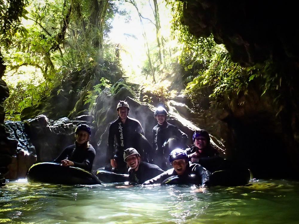 Cave tubing i New Zealand