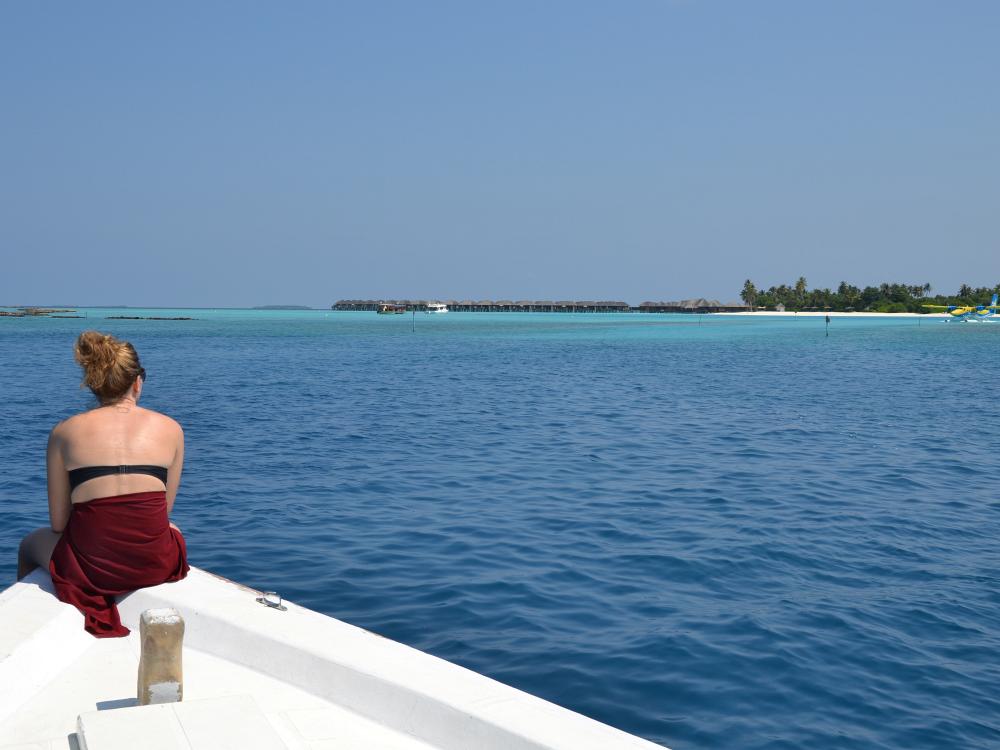 Bådtur mellem øde øer på Maldiverne