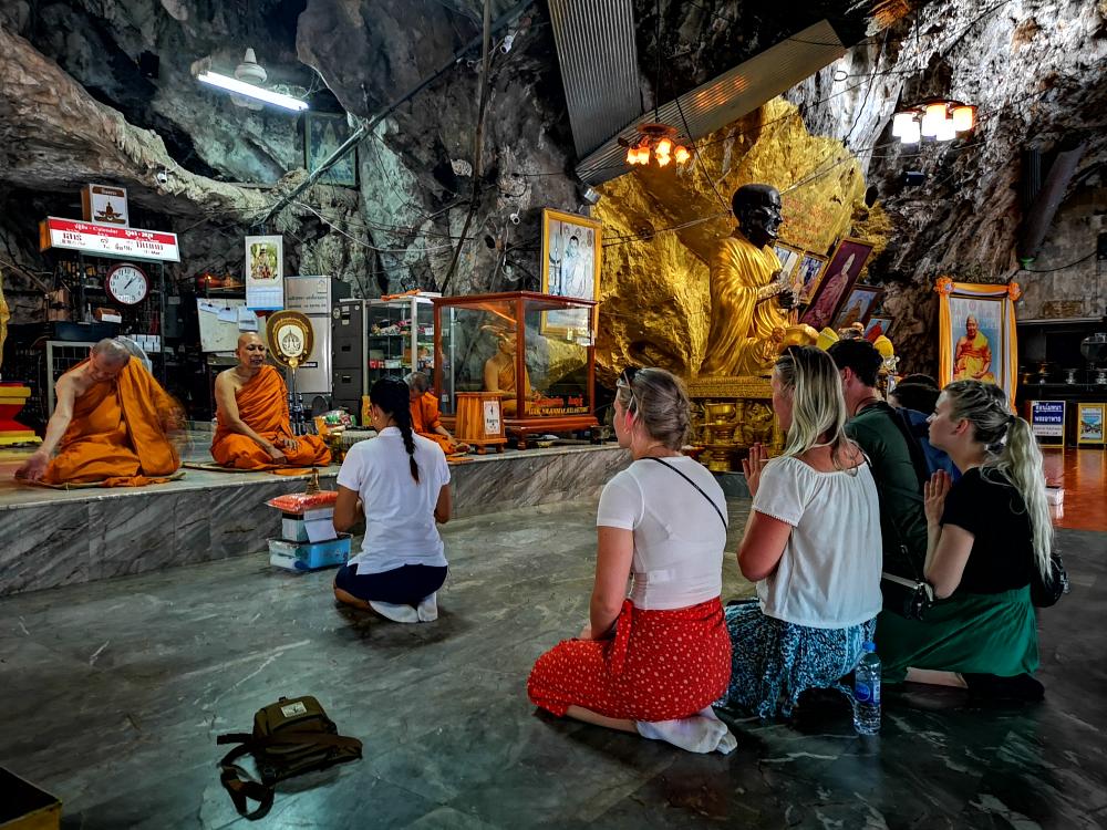Besök i Tiger Cave-templet