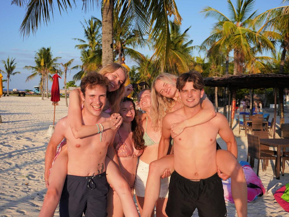 Ha roligt på stranden