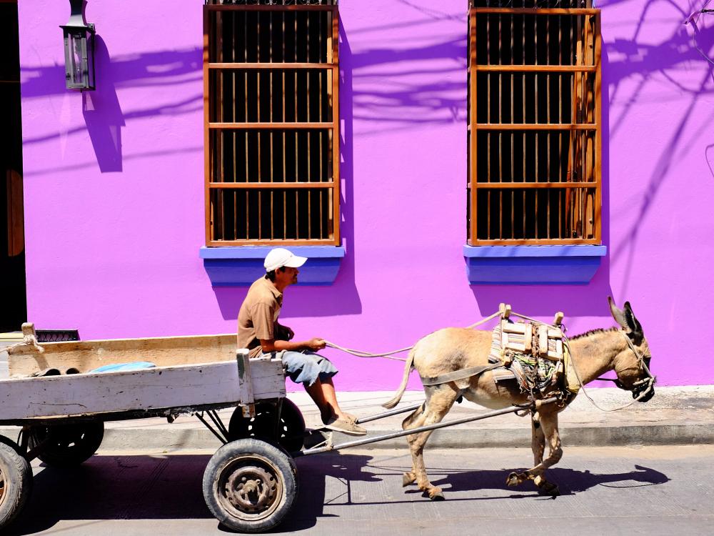 Farverig gade i Colombia