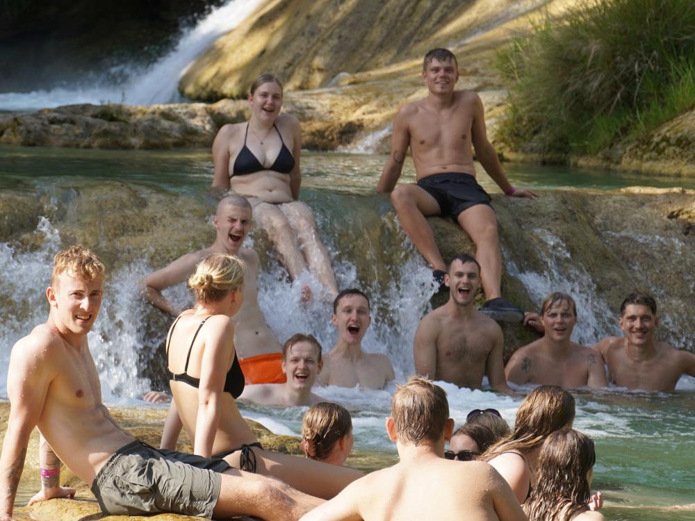Bada i vackra vattenfall