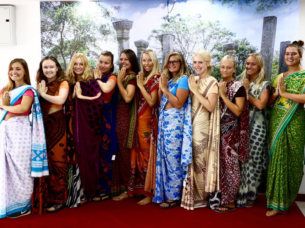 Flickor provar saris i Sri Lanka
