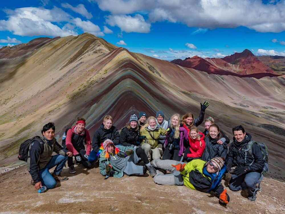 Grupp vid Rainbow Mountain