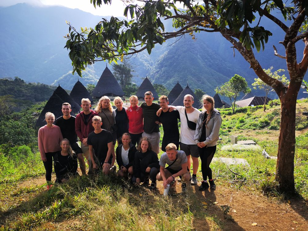 Vandring till byn Wae Rebo