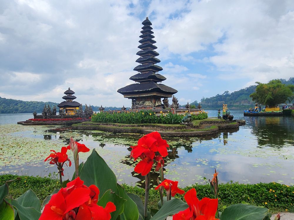 Besök Ulun Danu vattentempel på Bali
