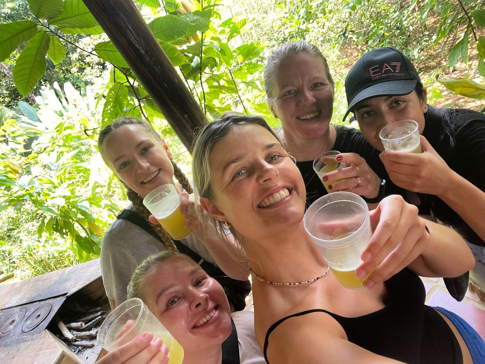 Flickorna njuter av färsk juice