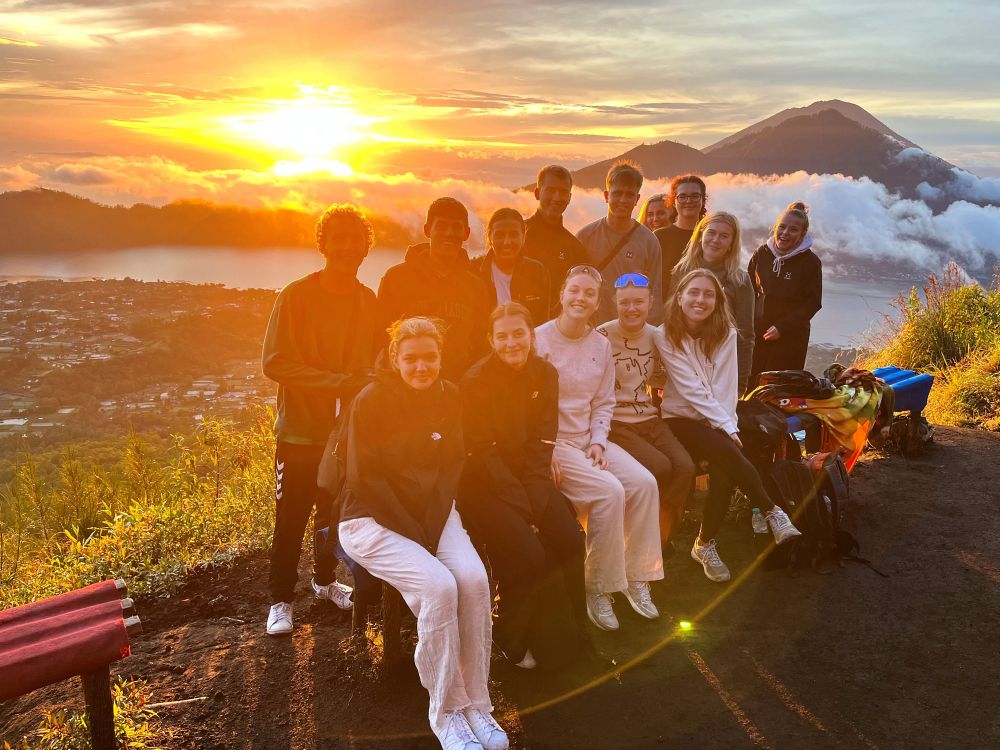 Klättra upp på Mount Batur på Bali