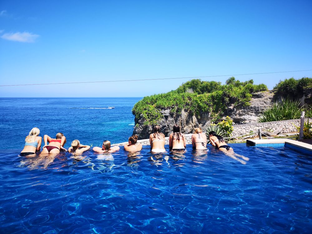 Slappna av vid poolen på Bali