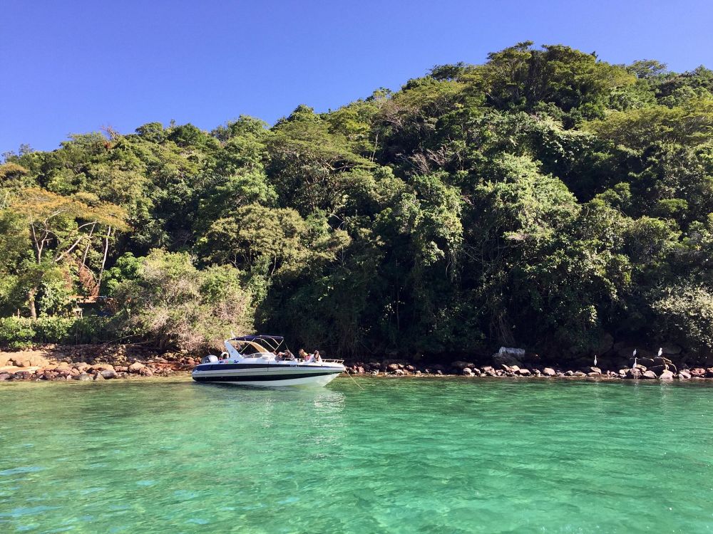 Speedbåtsresa på Ilha Grande