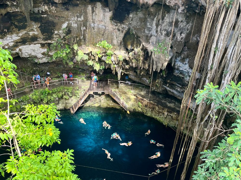 Snorkling i en sval cenote