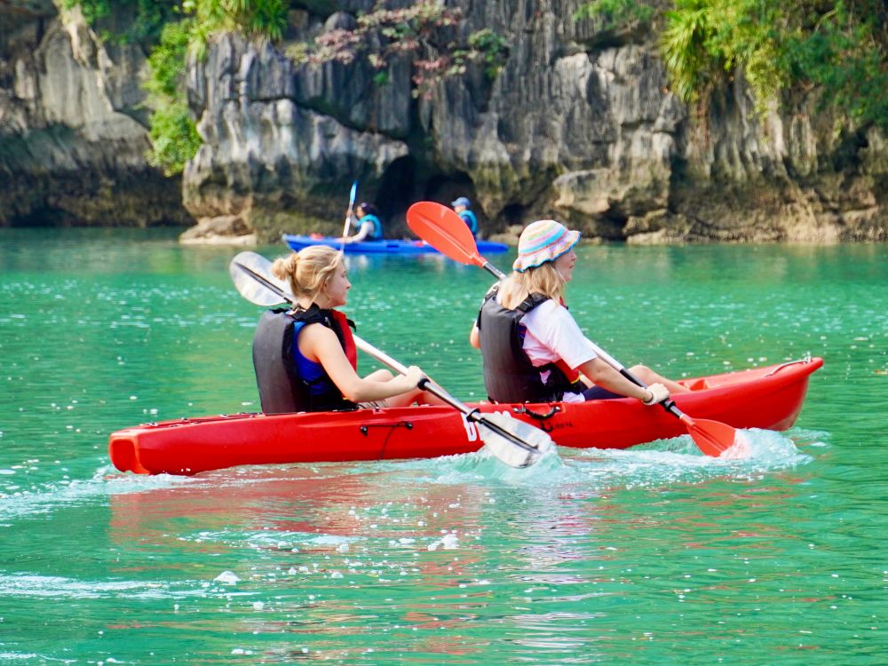 Segla kajak i Halong Bay