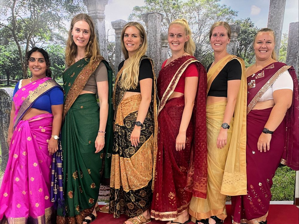 Flickor provar saris i Sri Lanka