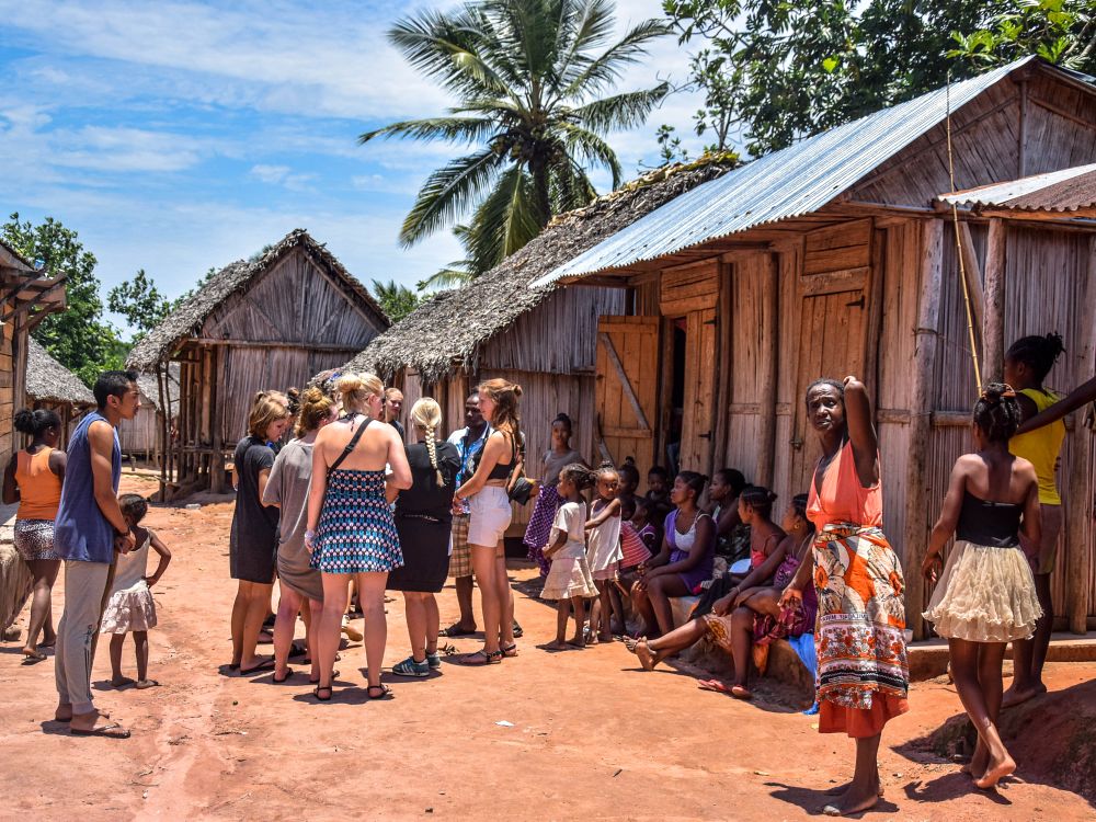 Besök i en fiskeby på Madagaskar