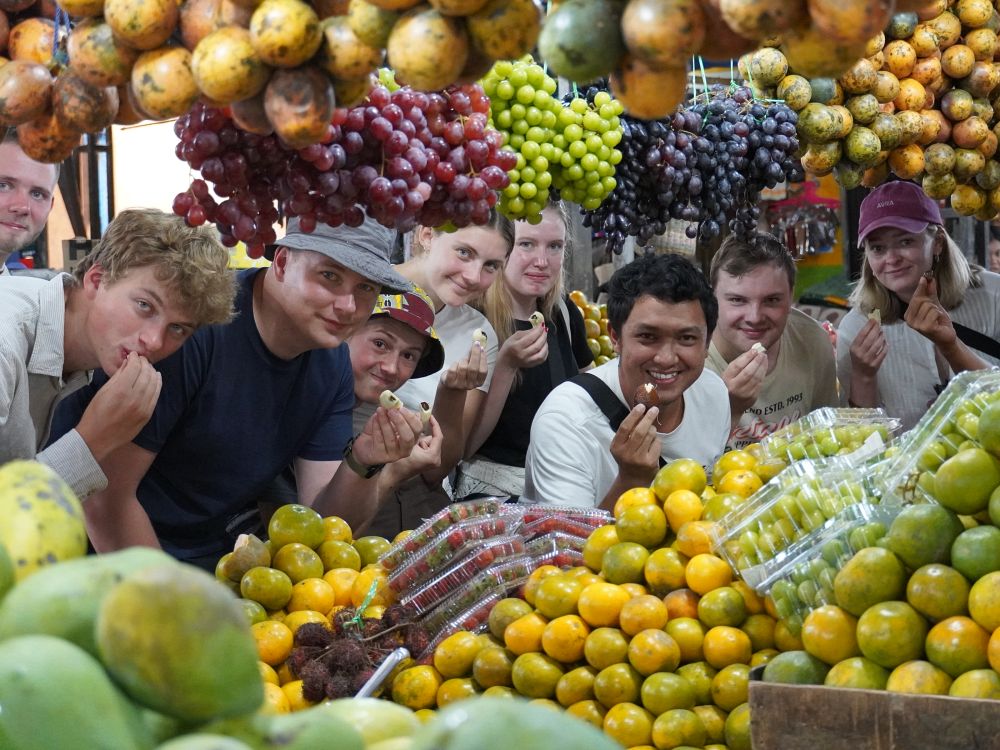 Smakprov på den lokala marknaden