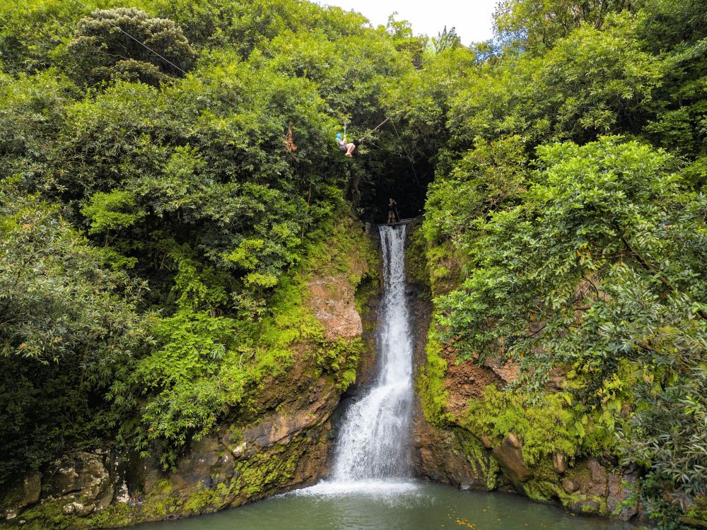 Zipline vid vattenfall