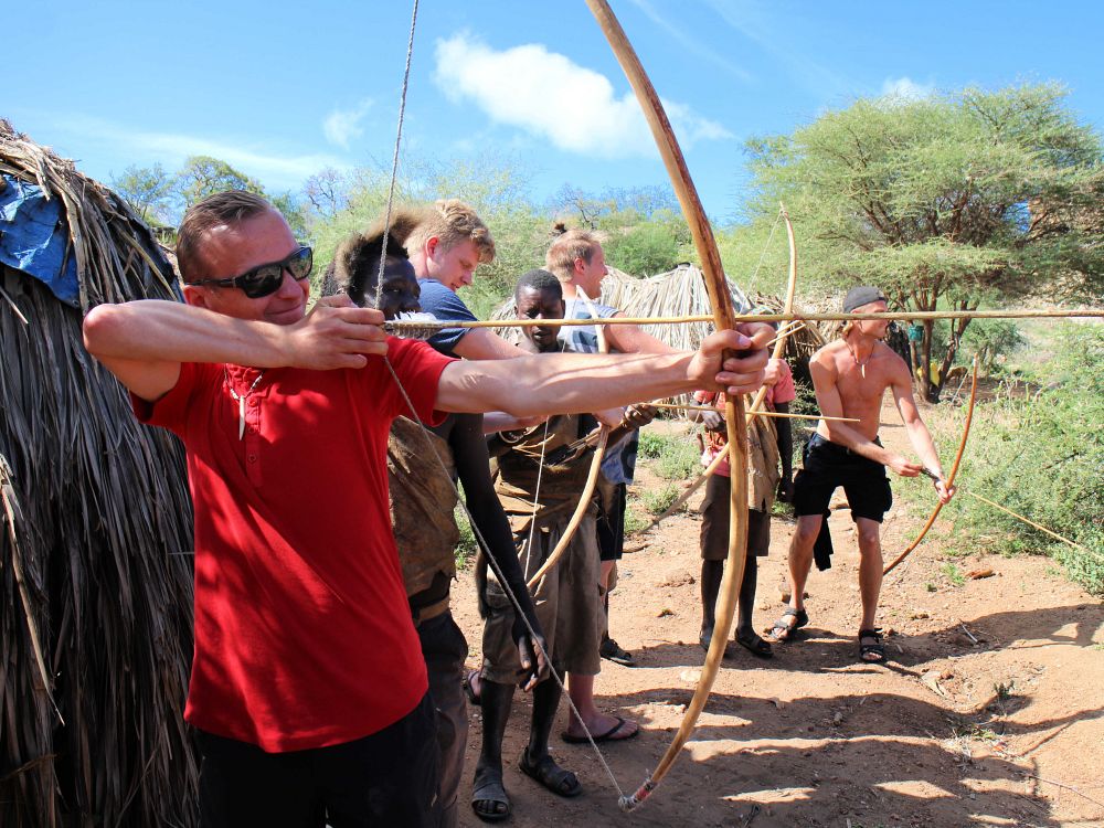 Skjut med pil och båge hos Hadzabe-folket