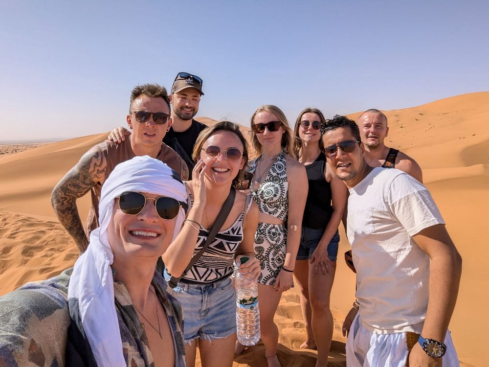 Gruppselfie i öknen