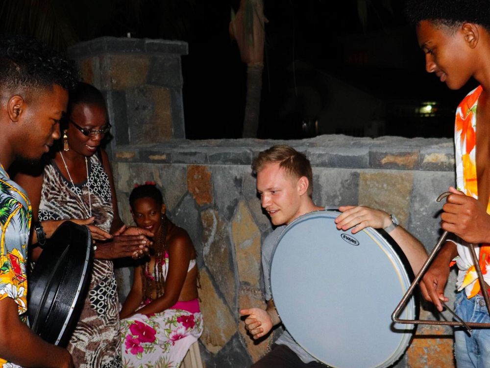 Välkomstfest med musik och kreolsk mat