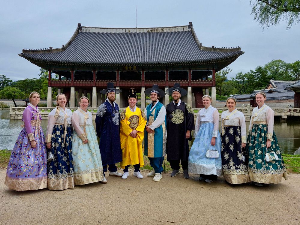 Tempelbesök i traditionella dräkter