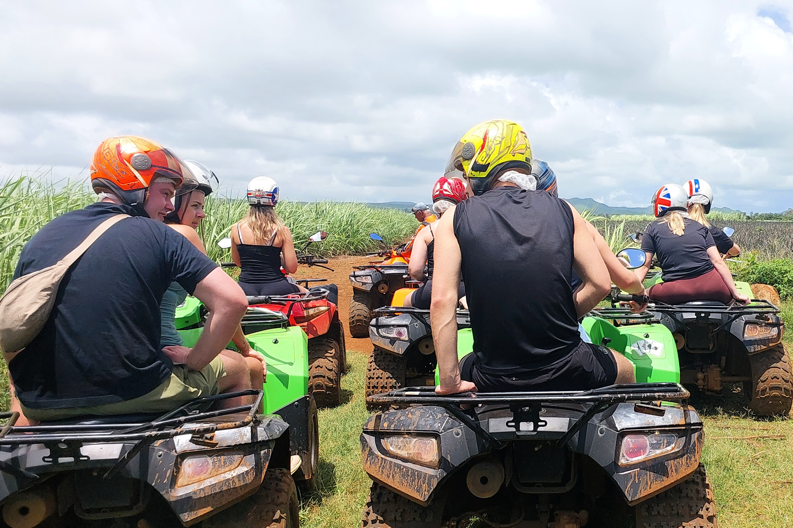 ATV-tur genom frodiga sockerrörsfält