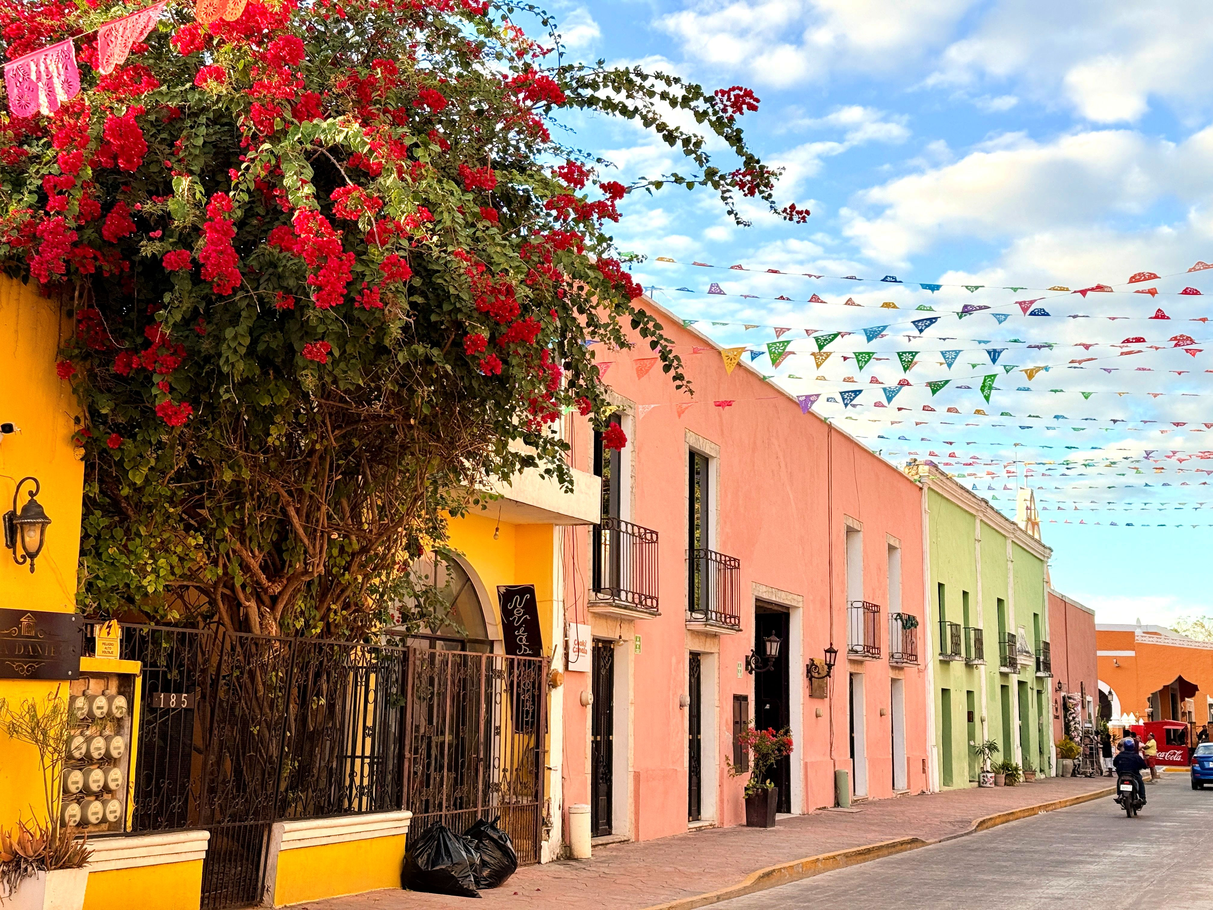 Kolonial charm och färger i Meridas gator