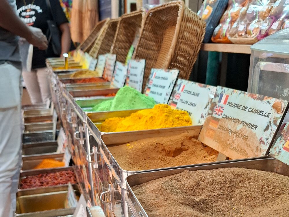 Kryddshopping på den lokala marknaden