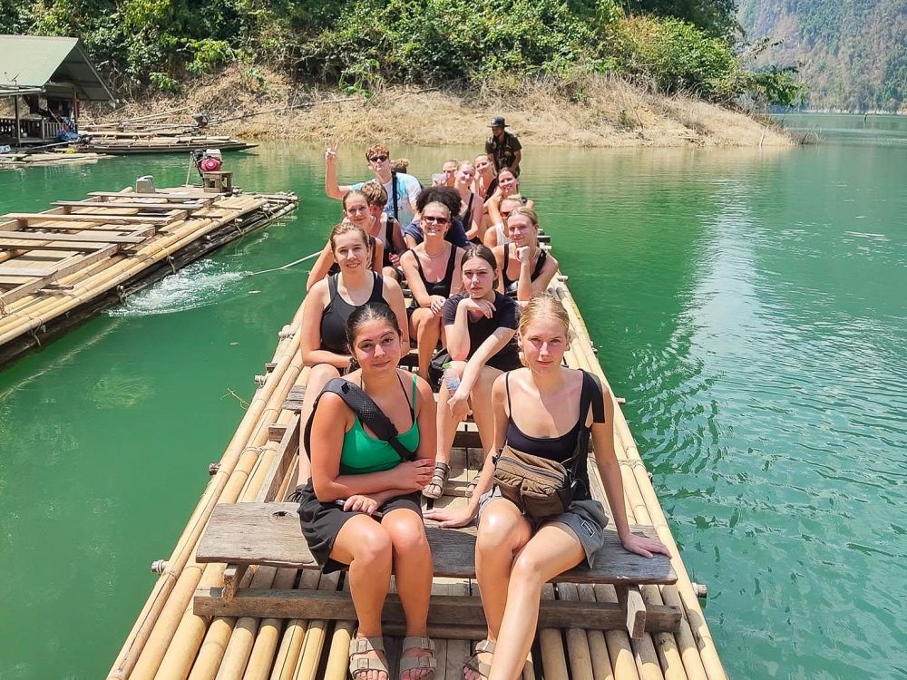 Segla genom Khao Soks vackra landskap