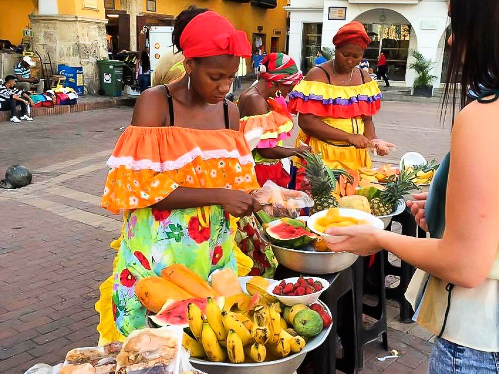 Färgglada fruktförsäljare i Cartagena