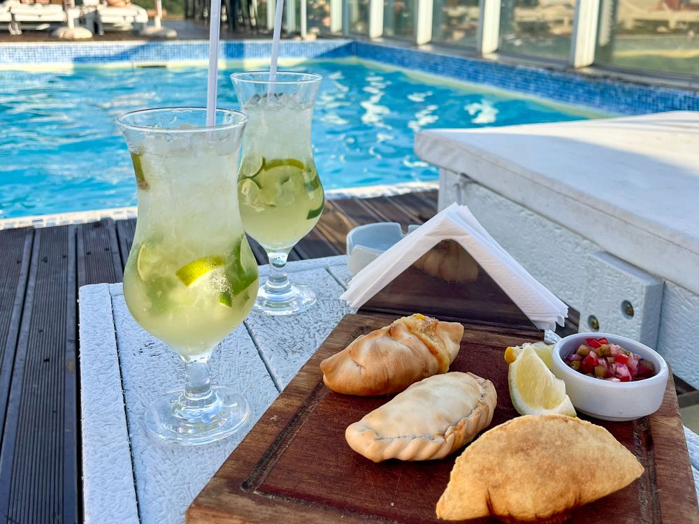 Koppla av vid poolen med snacks och drinkar