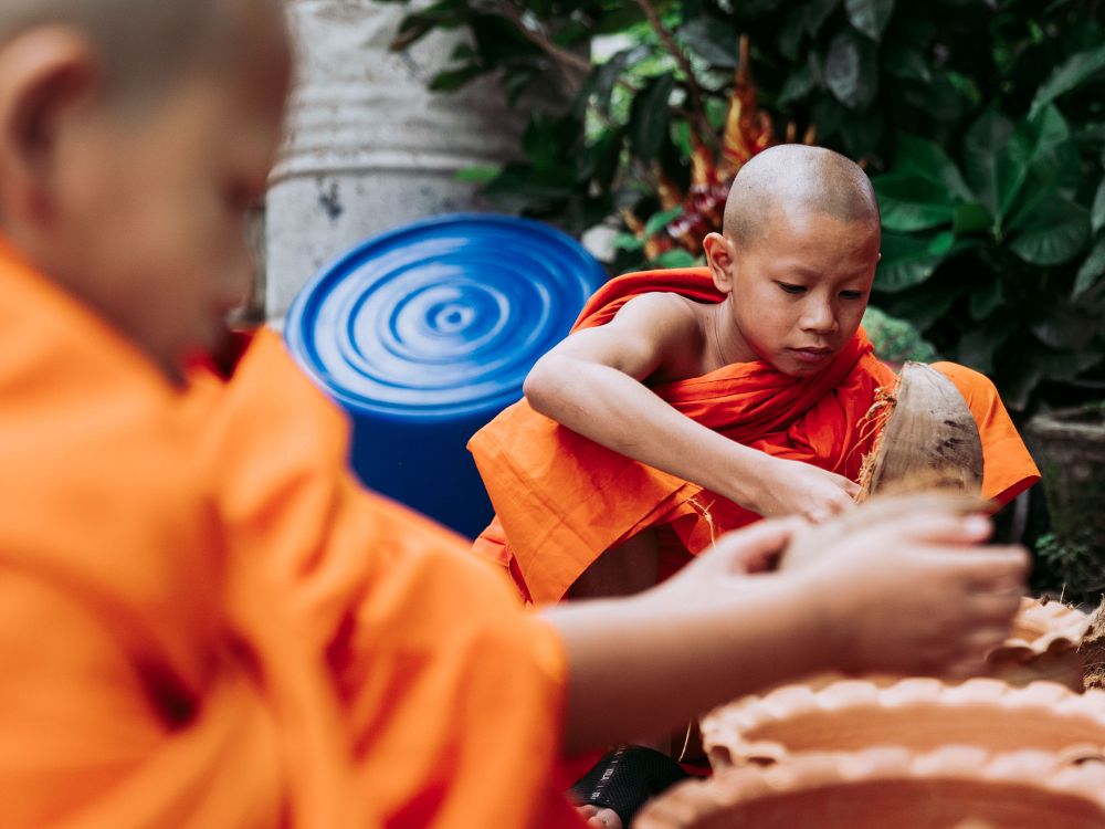 Morgonritual med buddhistiska munkar
